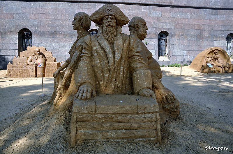 Sand Festival в России: пиратский экипаж у старой каменной стены